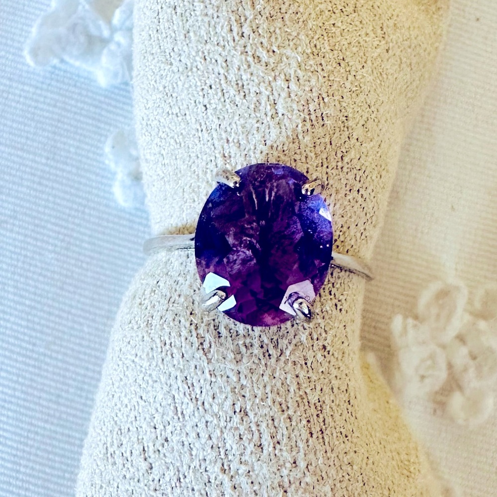 Beautiful, iridescent violet ring